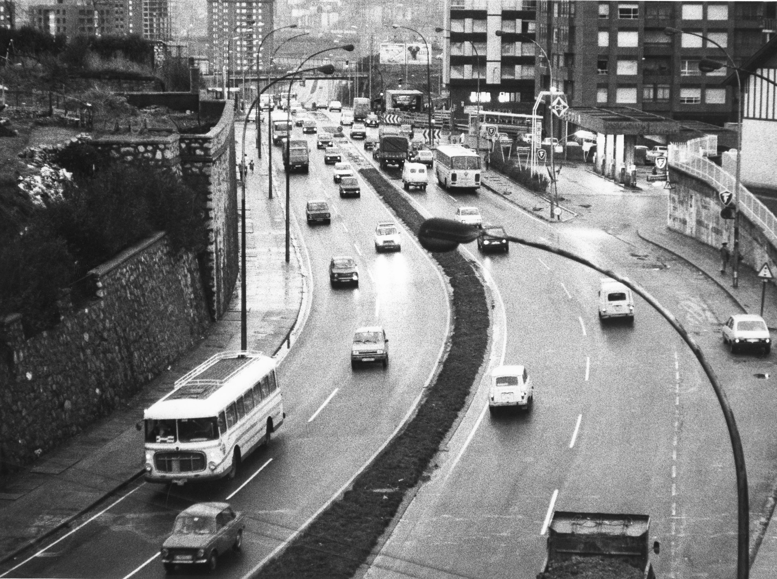 Avenida Zumalacarregui de Bilbao. Elementos accesorios: Camiones