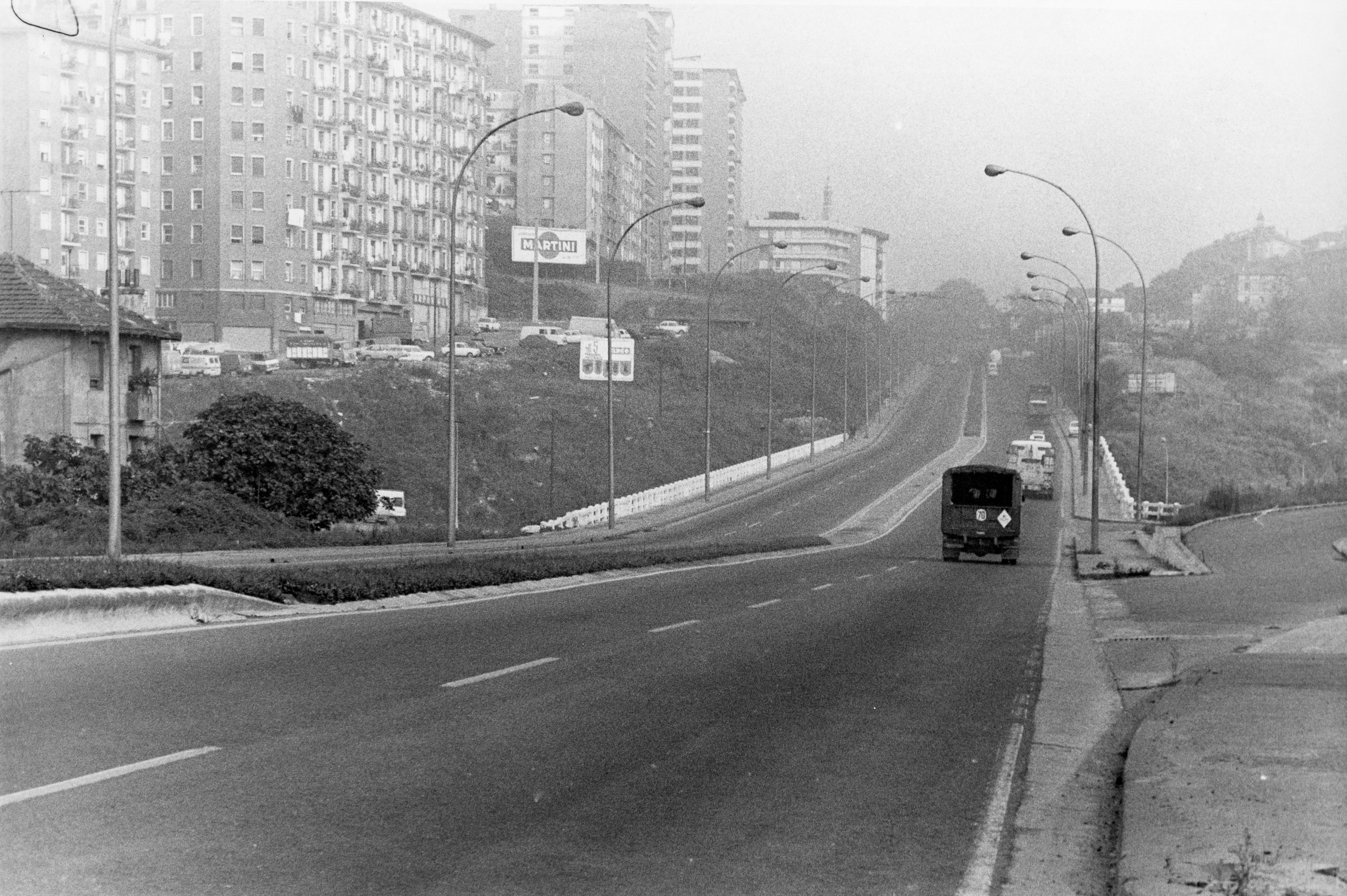 Avenida Zumalacarregui de Bilbao. Elementos accesorios: Camiones