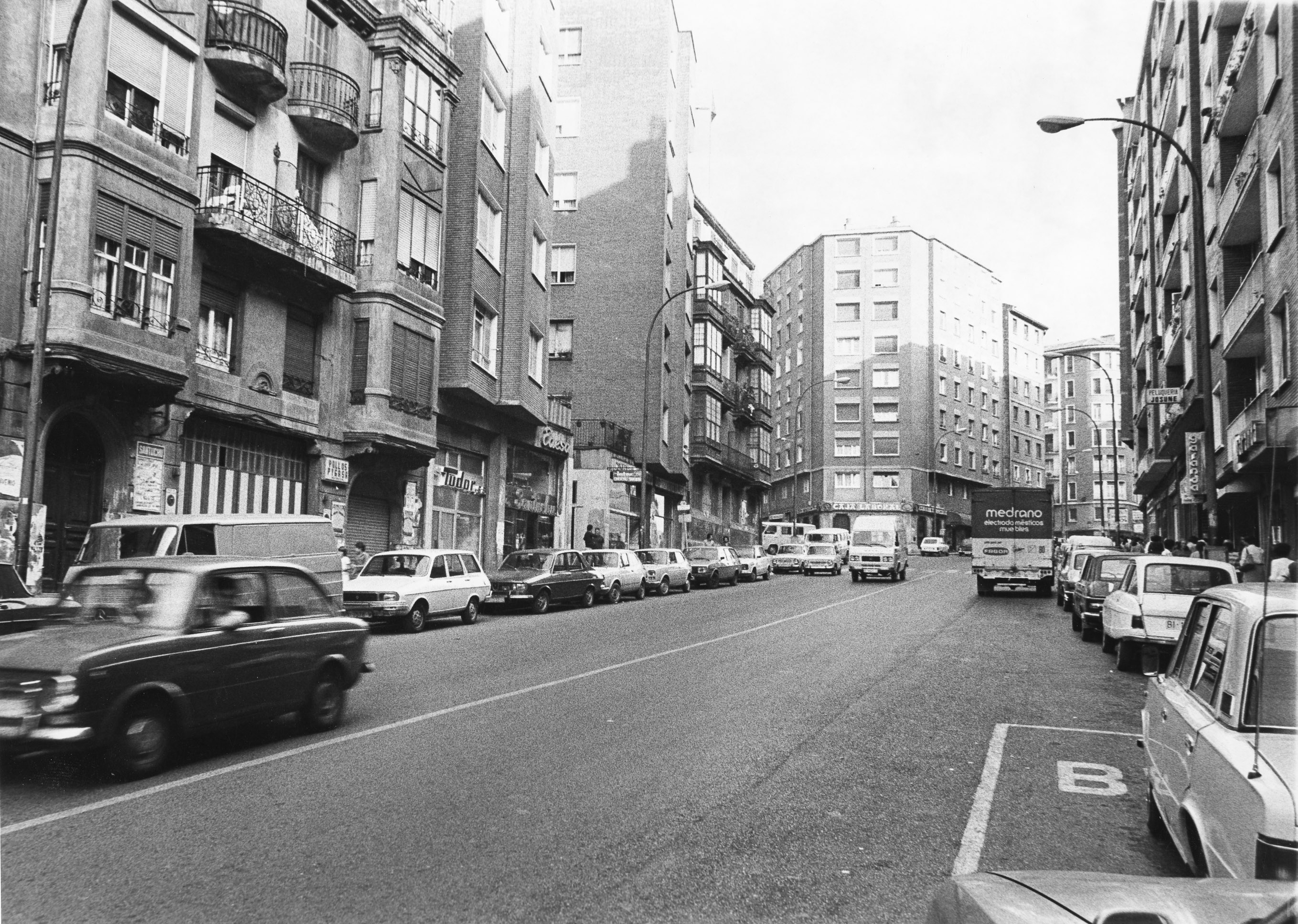 Calle Santutxu de Bilbao. Elementos accesorios: Vehículos. Cami