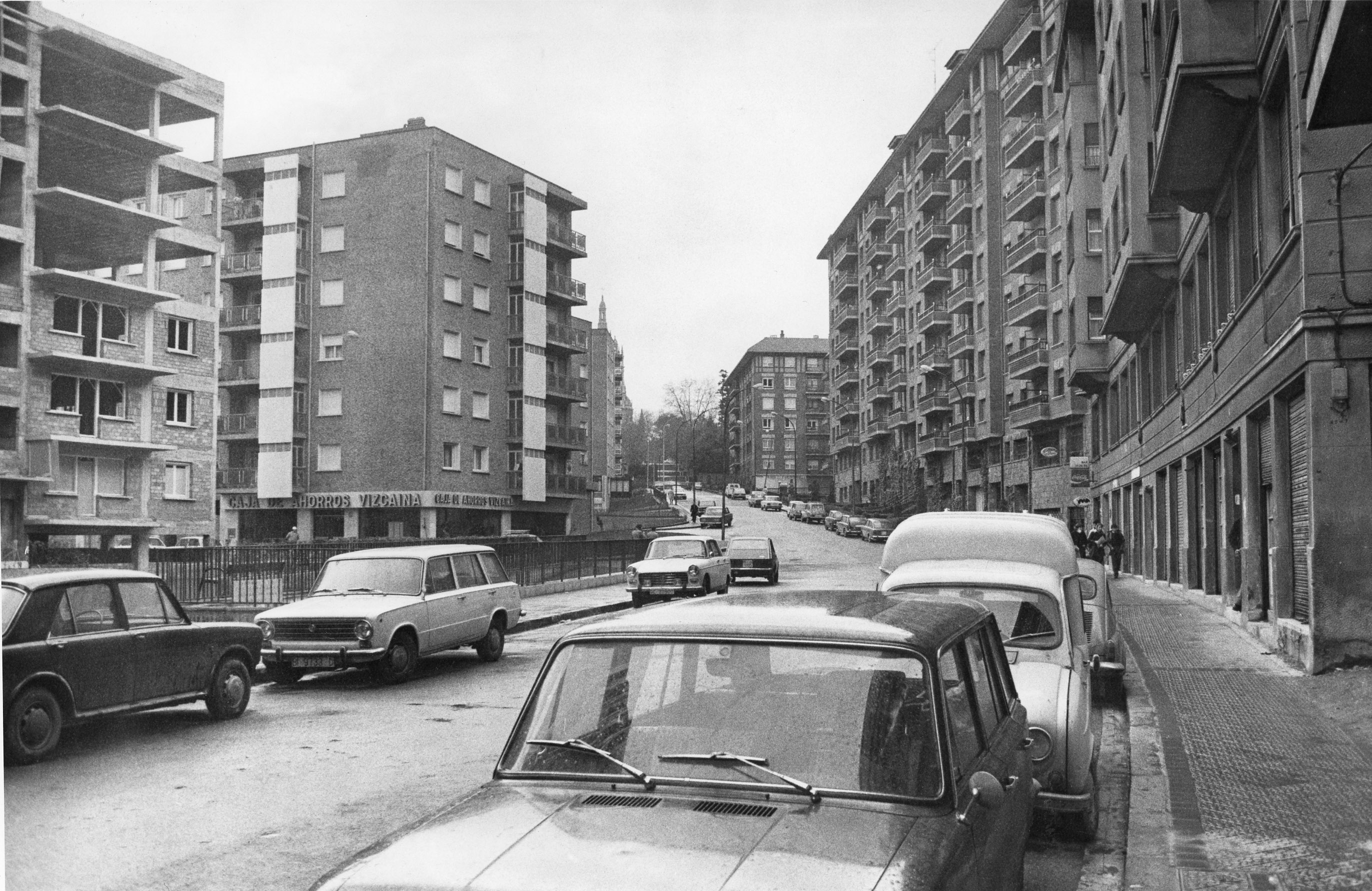 Calle Virgen de Begoña de Bilbao. Elementos accesorios: Vehícu