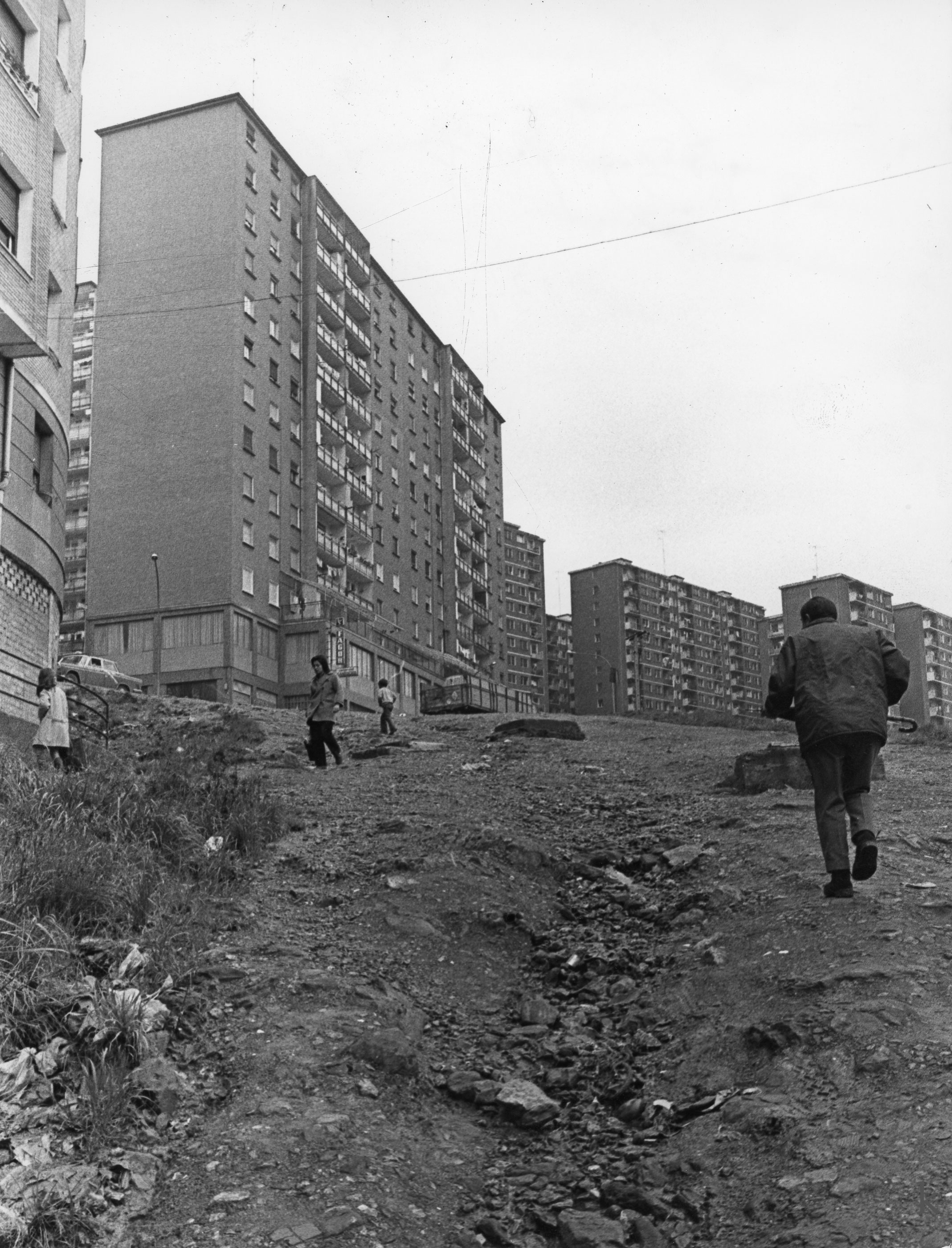 Edificios de viviendas de la calle Cocherito de Bilbao desde el Camino Iturriaga, actual calle Juan Guisasola, de Bilbao. Ca. década 1970