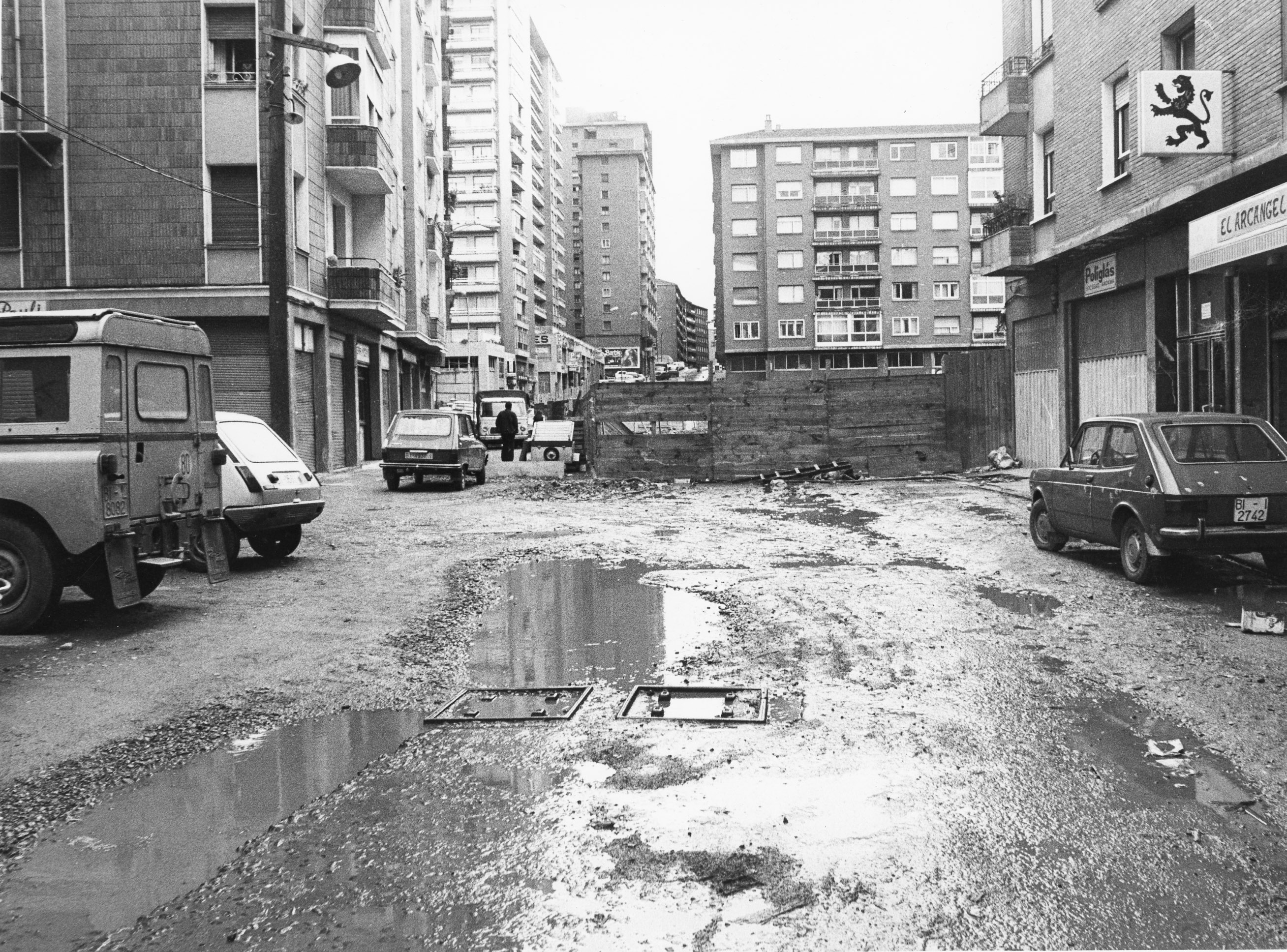 Estado de abandono de la calle Masustegi de Bilbao. Elementos ac