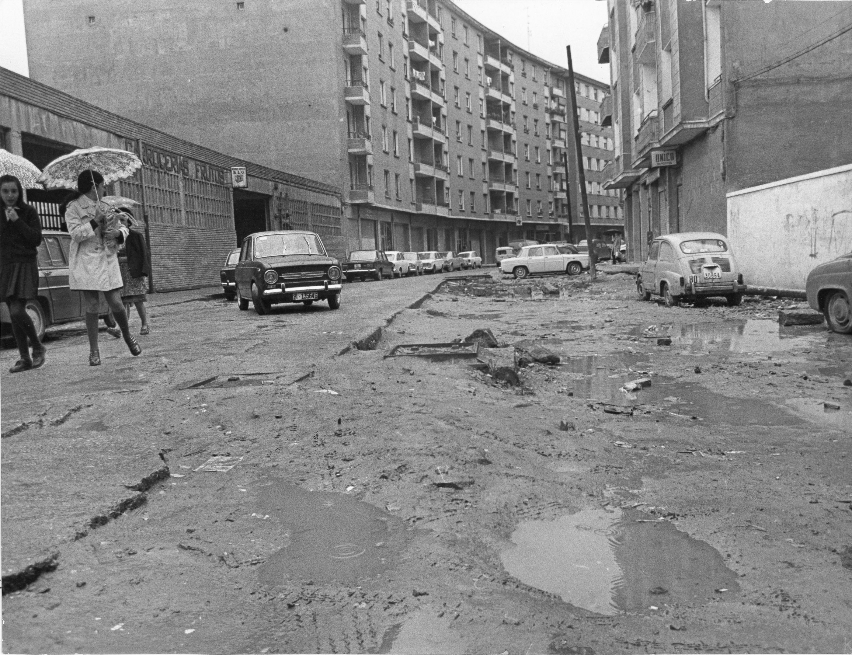 Estado de abandono de la calle Masustegi de Bilbao. Elementos ac