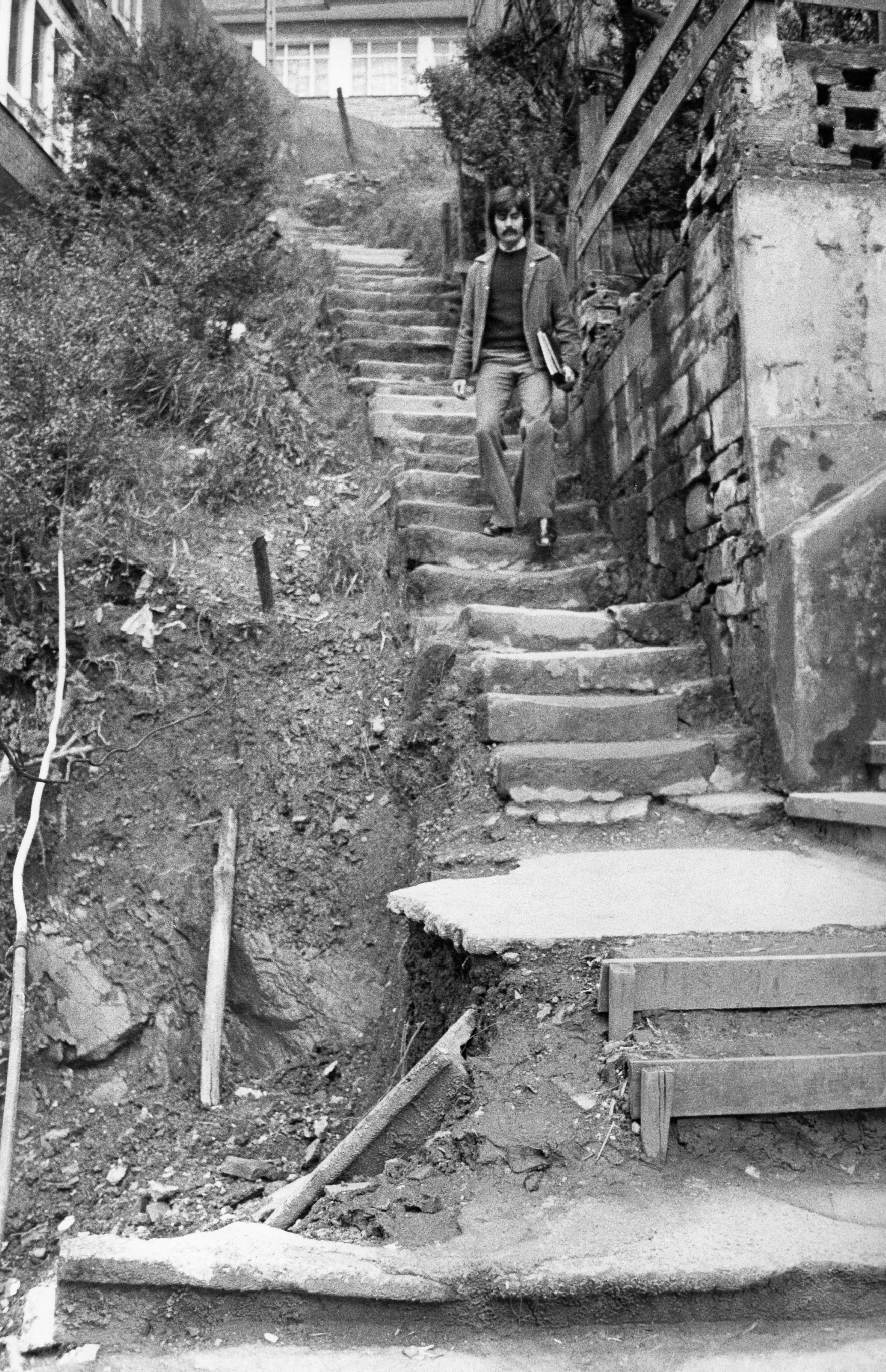 Estado de abandono de las escaleras de la calle Masustegi de Bil
