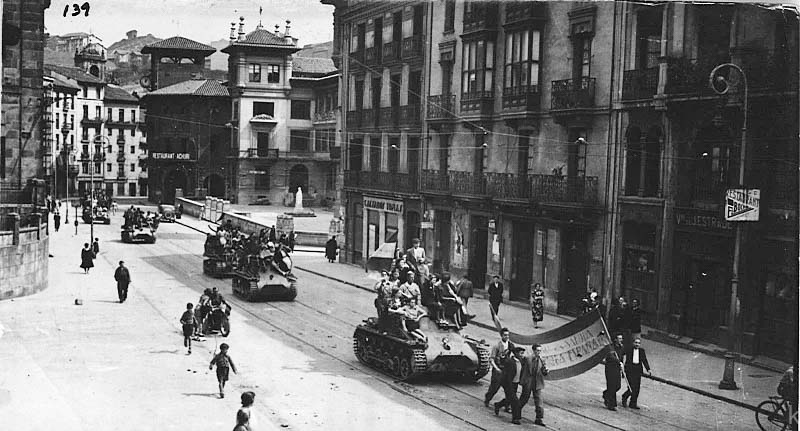 Tropas sublevadas entrando en Bilbao tras la caída de la ciudad Junio de 1937 httpslubakikoak