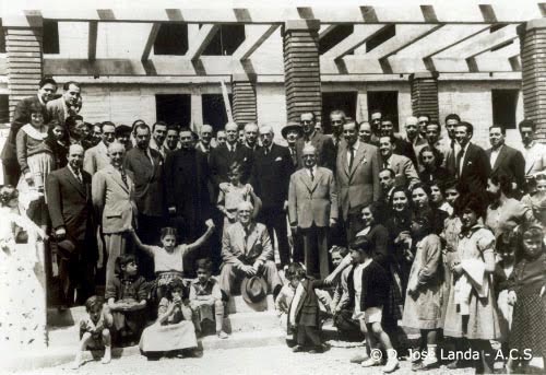 Inauguración de las viviendas párroco unceta santuxu, probablemente el arquitecto
