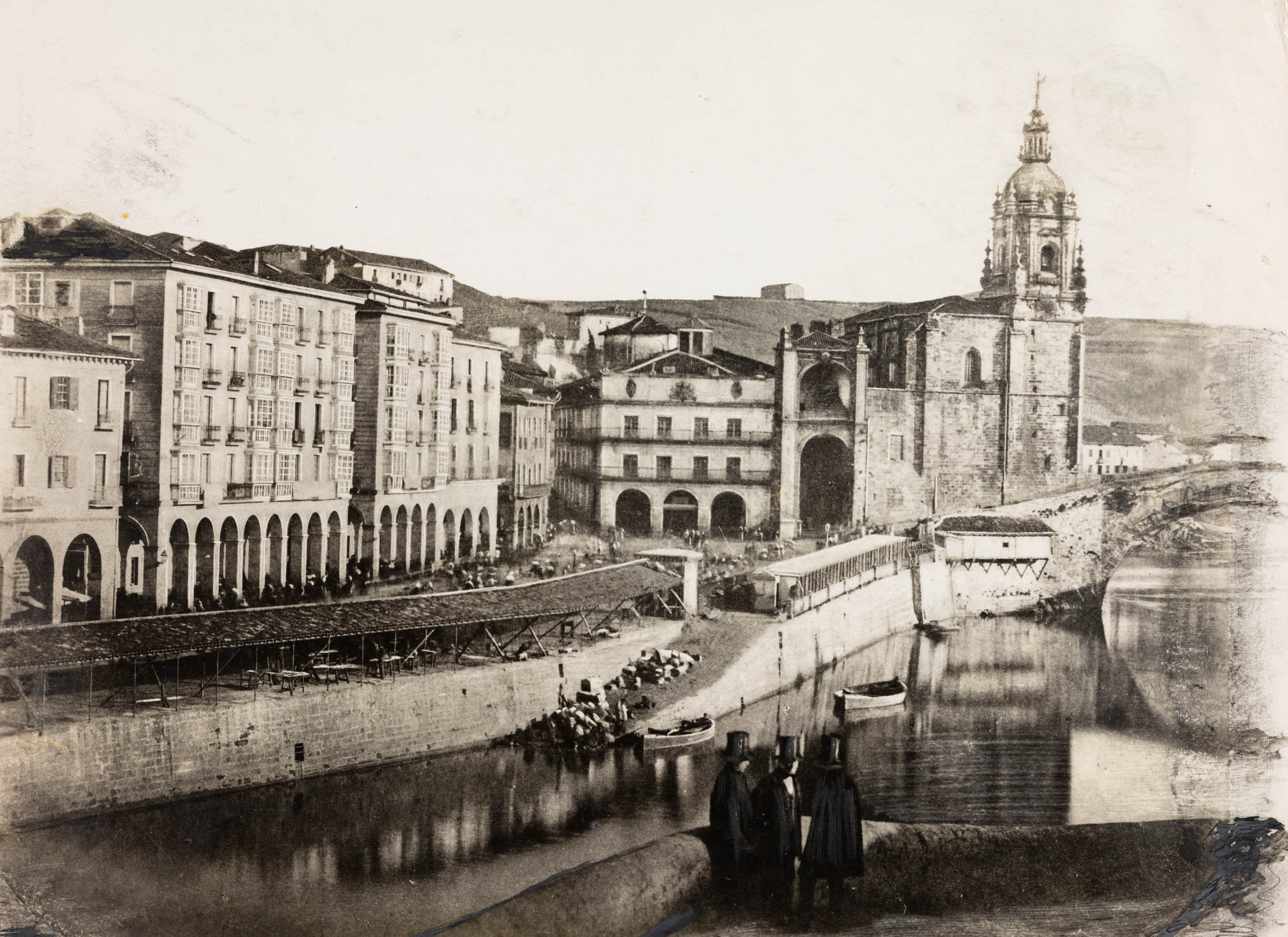 Antiguo mercado de la Plaza Vieja de Bilbao desde el Muelle Mart