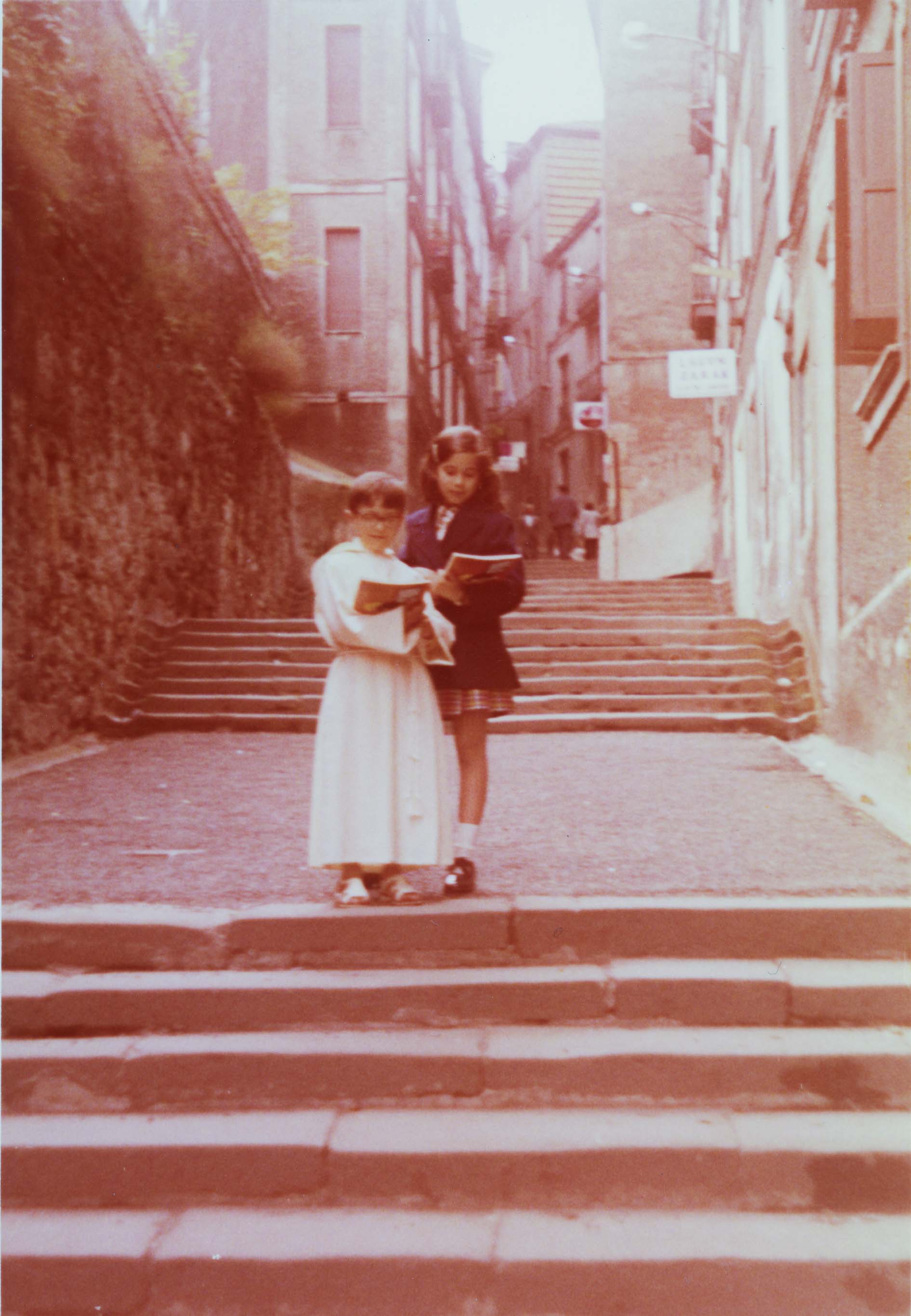 Escaleras de Ollerías. Yoli y Jesús. Foto Encarna Carramiñana. 1977