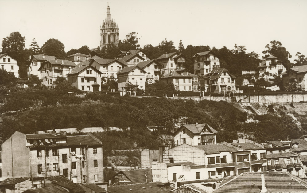 Barriada Dolaretxe con la Basílica de Begoña al fondo.