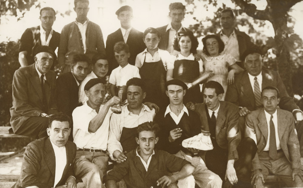 Grupo de Veteranos vecinos de Santuchu en el patio de La Parrita