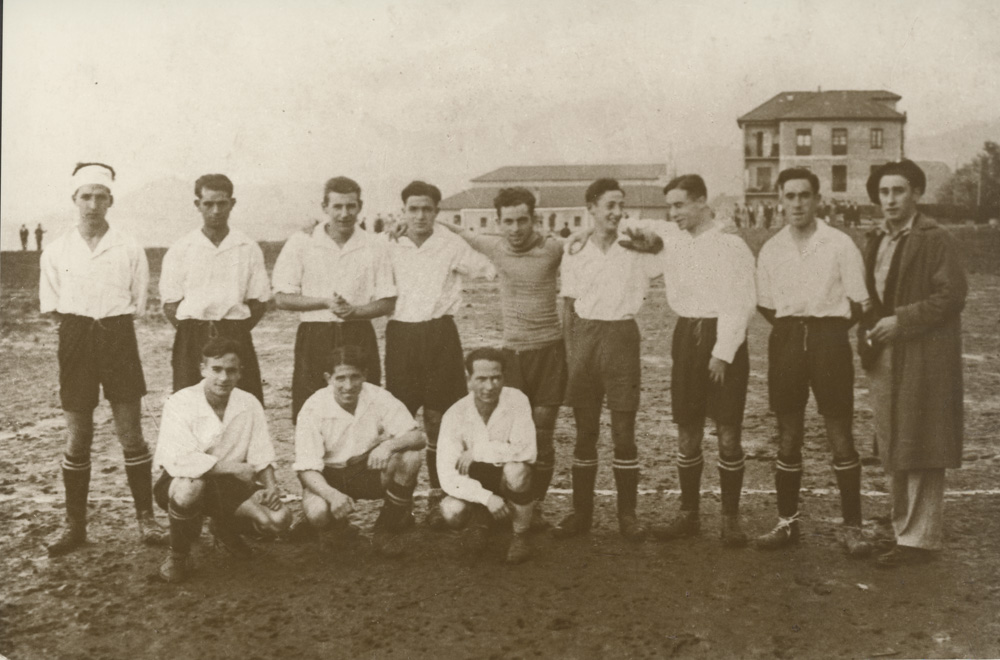Equipo El Cristo. Al fondo casa del cura y convento de las Carme
