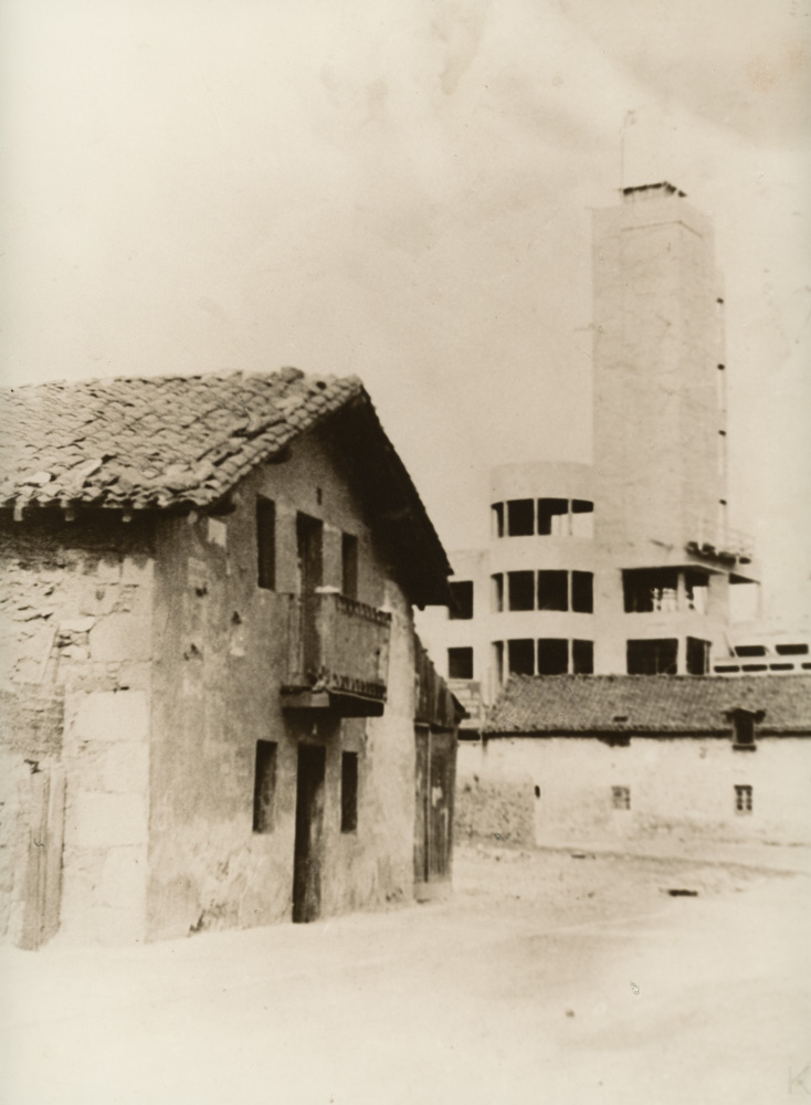 Vivienda de la familia Aurteneche-Garay. Al fondo al chacolí de