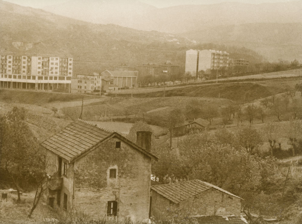 El caserío Ugarteburu desde las casas de la Troca. Al fondo el