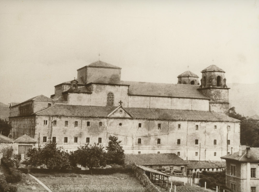 Lateral y parte trasera del Carmelo. En primer plano propiedades