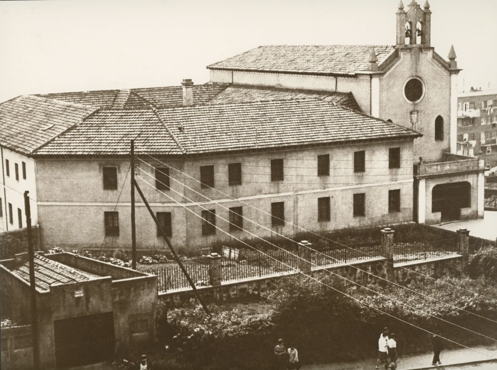 Convento de las M.M. Carmelitas descalzas de Santuchu. A la izqu