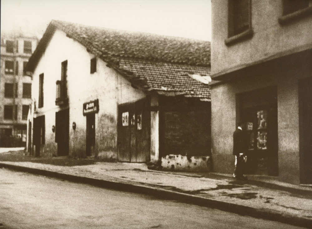 Fachada principal del chacolí de Mari junto al frontón de Zaba