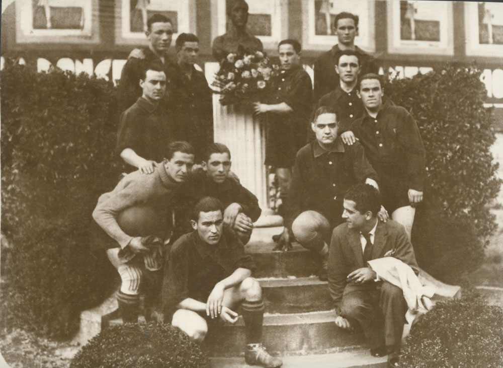 Santuchu F.C. del año 1.935. En ambas con los mismos jugadores.