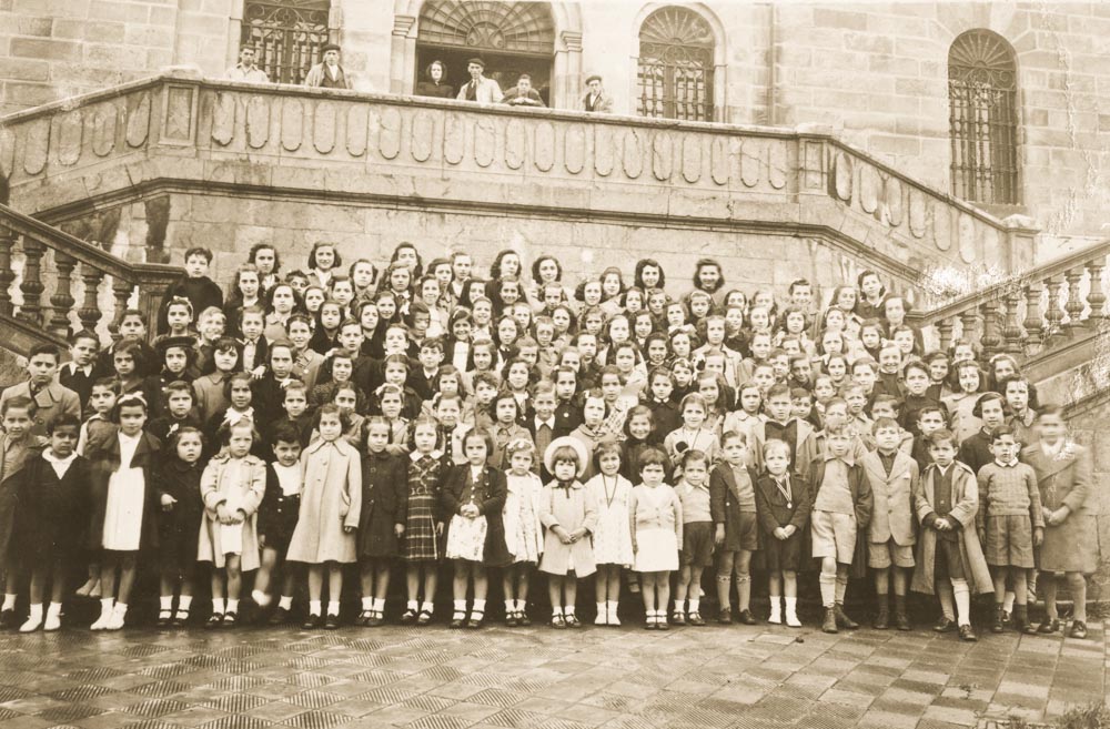 Asistentes al catecismo y catequistas en el Carmelo. Juventudes