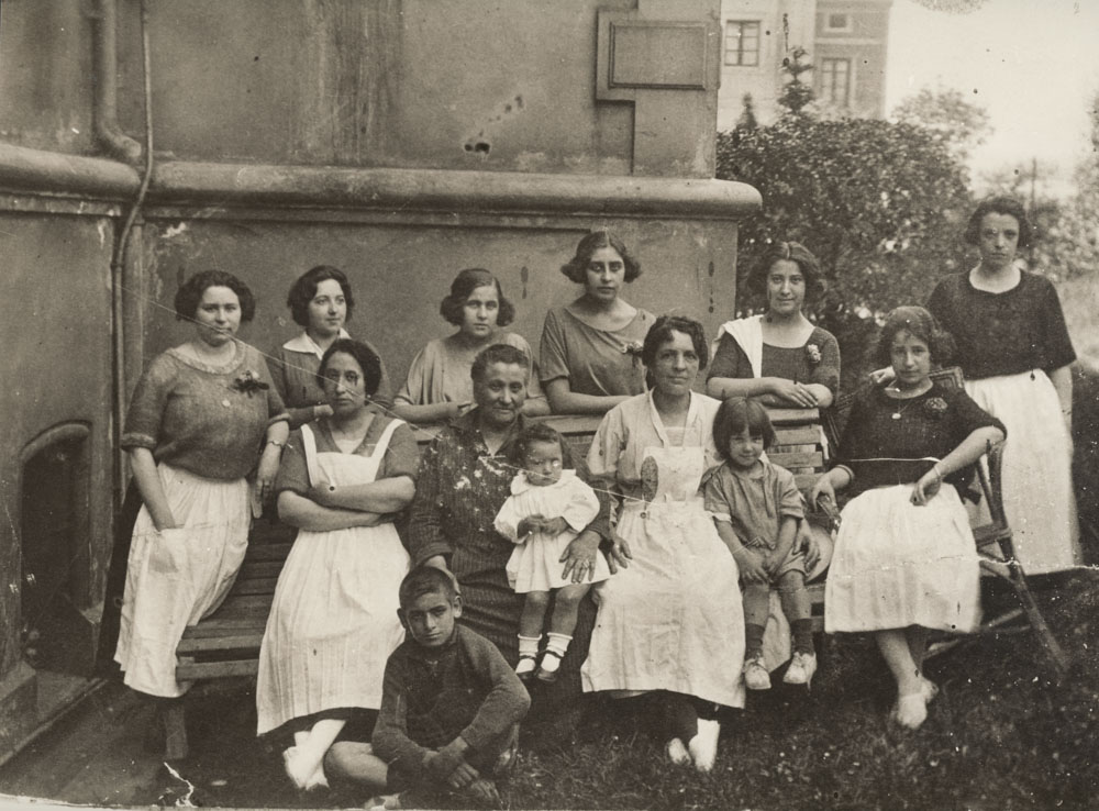 Señoritas familiares y relacionadas con los componentes de la S