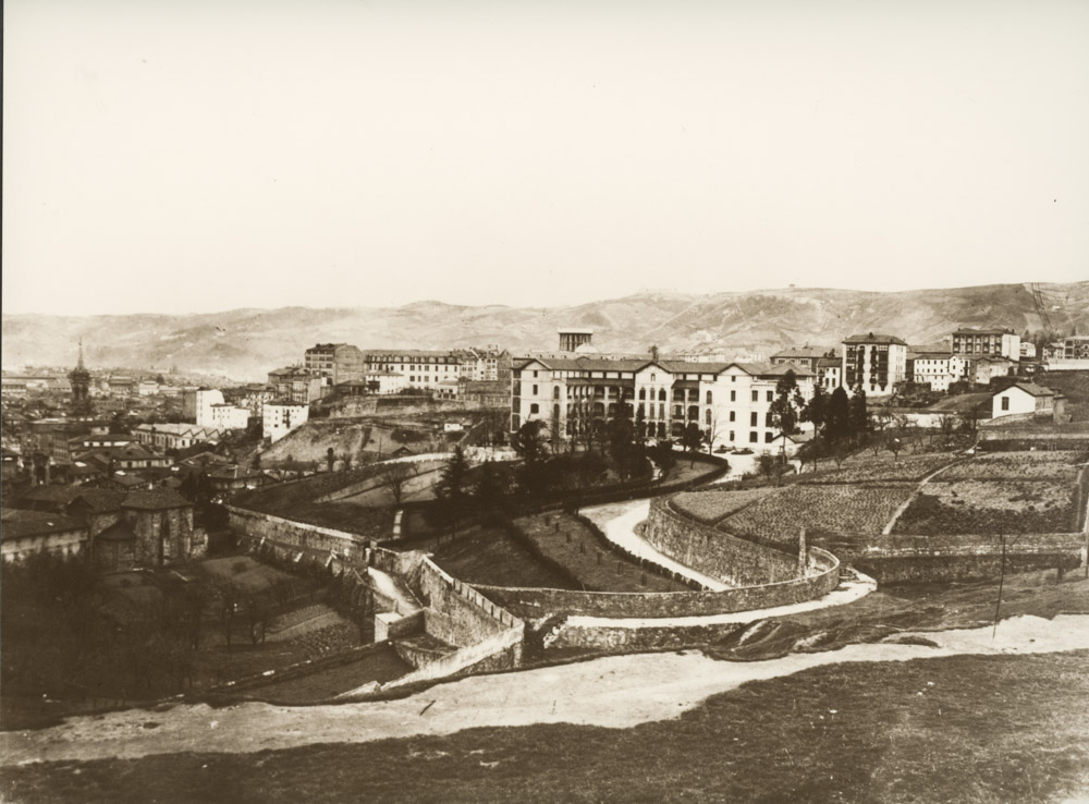 El Asilo de las Hermanas de los Pobres desde terrenos de la Mina