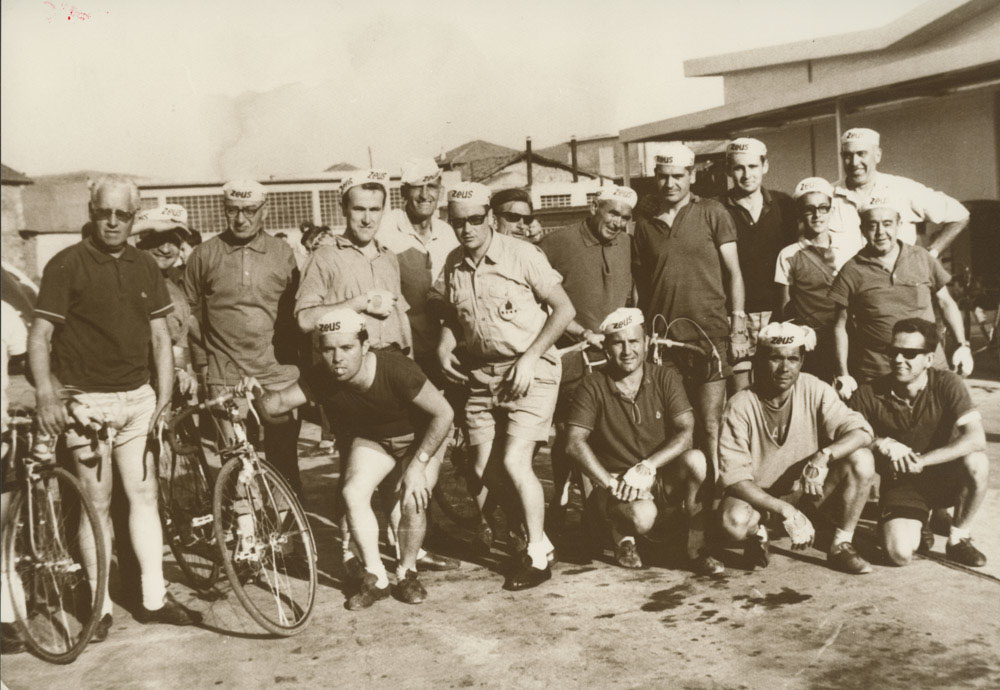 Grupo de ciclistas veteranos pertenecientes a la Sdad. Ciclista