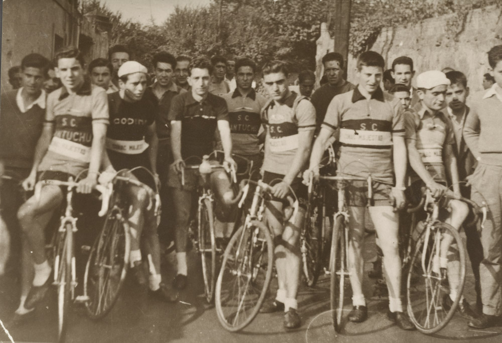 Grupo de aficionados de la Sdad. Ciclista Santuchu. Año 1966 y