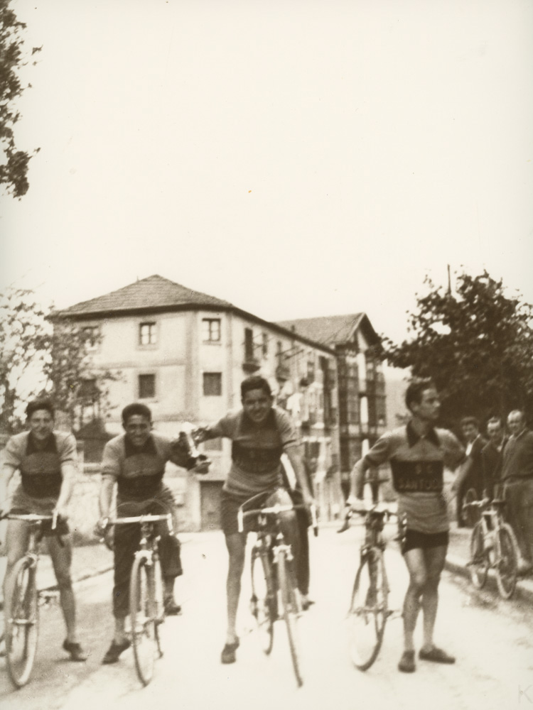 quipo de la Sdad. Ciclista Santuchu en el año 1955 con el trofe