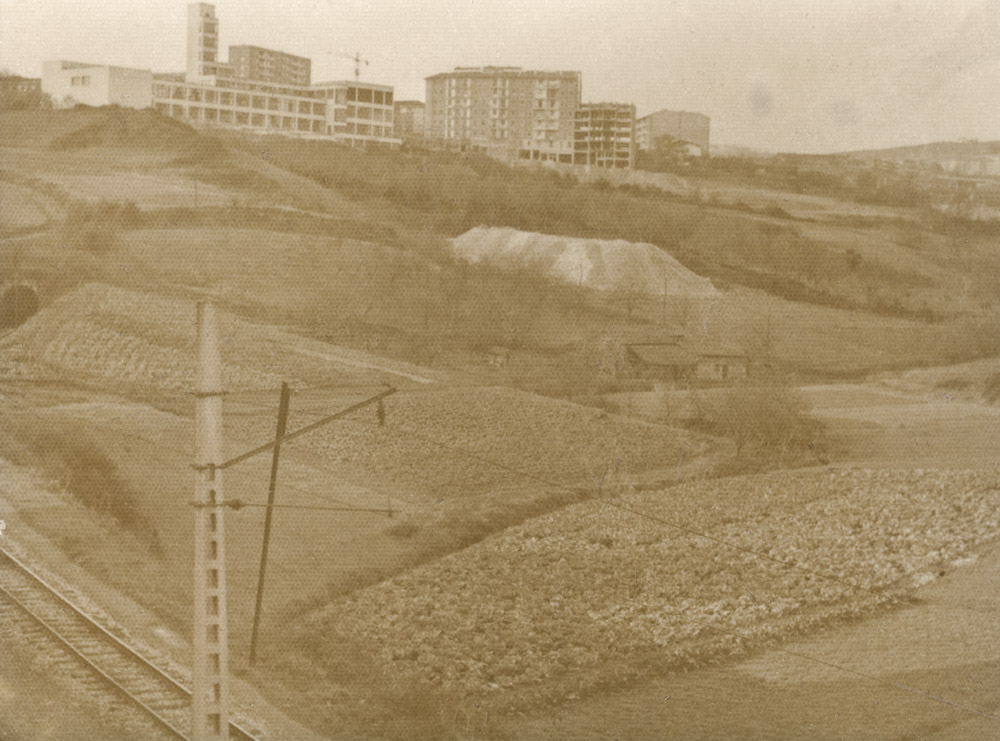 Parte zaguera de las escuelas de Briñas. En primer término v