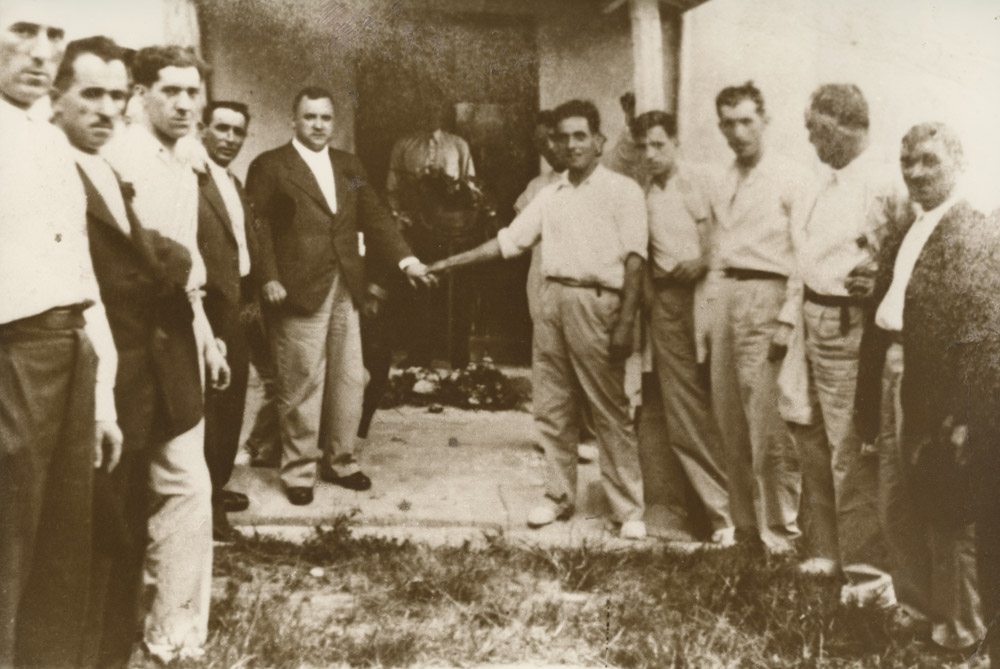 Grupo de Jodras en la tumba de Sabino Arana Goiri en Sukarrieta.