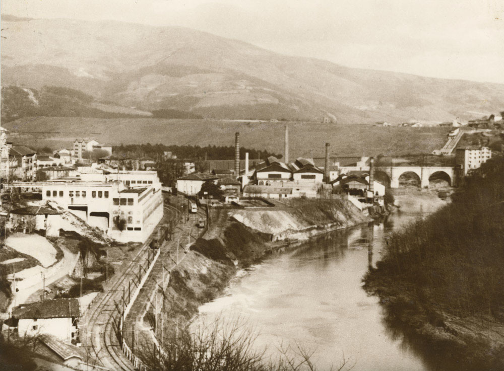 Vista parcial de Bolueta. Bajada a la fuente Ventacuerno, garaje