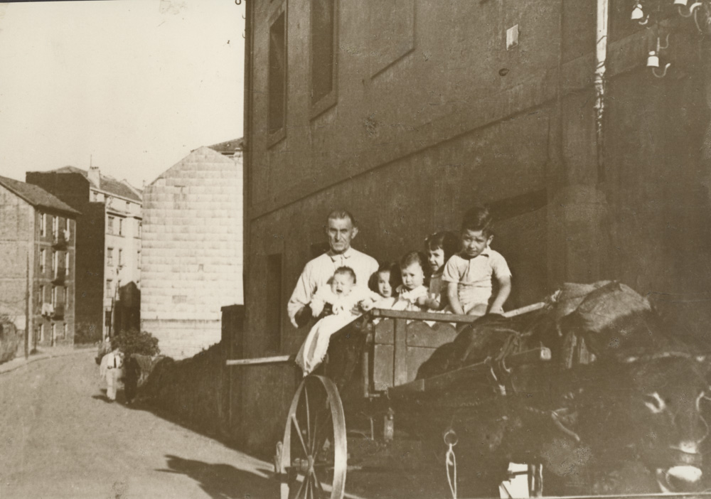 Paulino Garay junto a su domicilio "paseando" un grupo de chaval