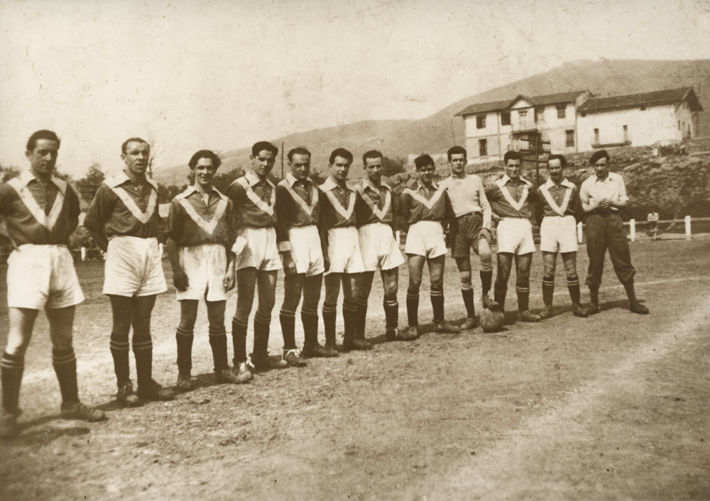 Santuchu F.C. en el año 1945? en el campo da Etxezuri (Deusto),
