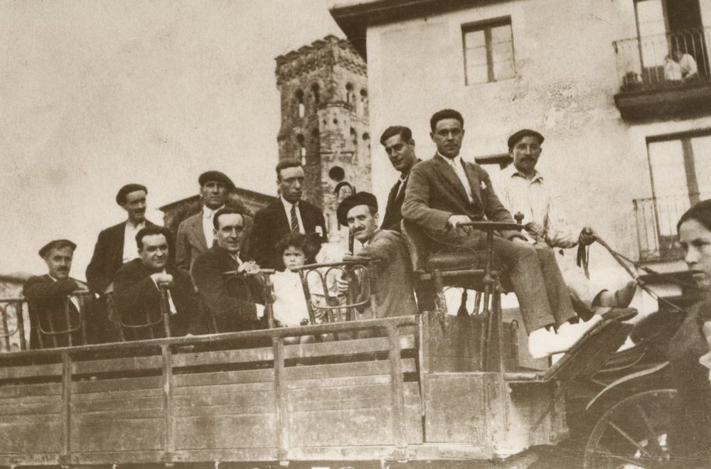 Grupo de la Recreativa del callejón de Allende junto a la igles