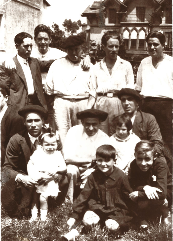 Santuchistas de “pura cepa" en el patio de la Parrita. Al fond