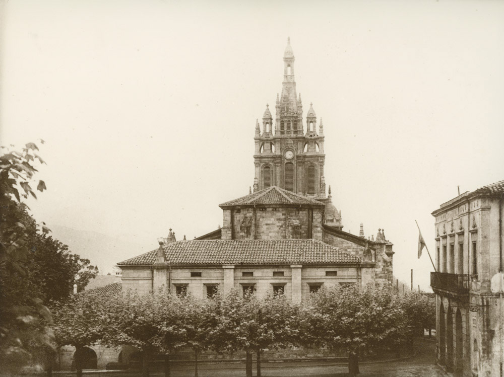 Basílica Ntra. Sra. de Begoña desde la plaza. A la derecha el