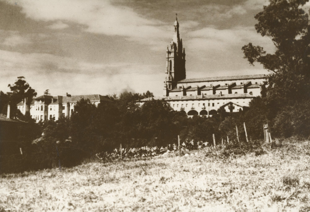 Lateral y ventanal de la Basílica de Begoña. A la izquierda el