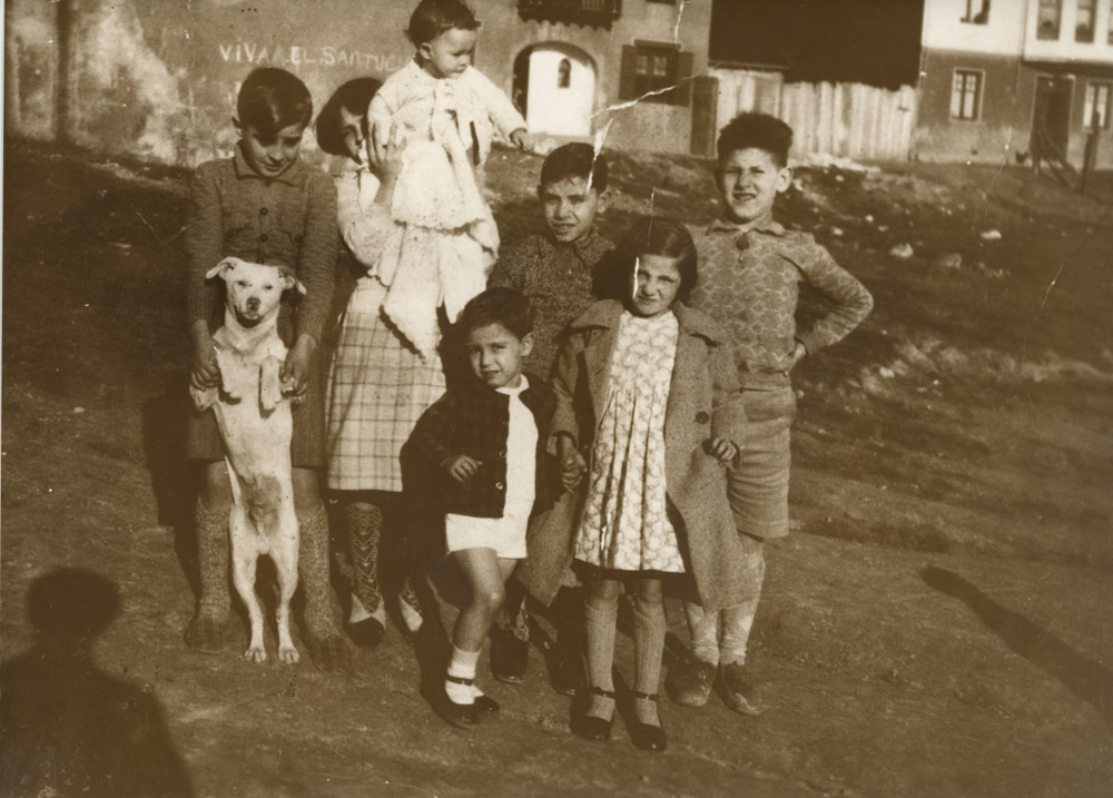 1-1-35. Grupo de chavales del barrio. Al fondo la casa del corre