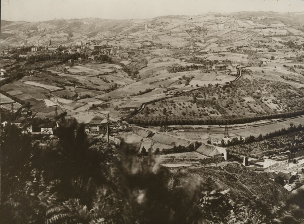 En primer término el Boquete, ferrocarril de Patarrieta, caball