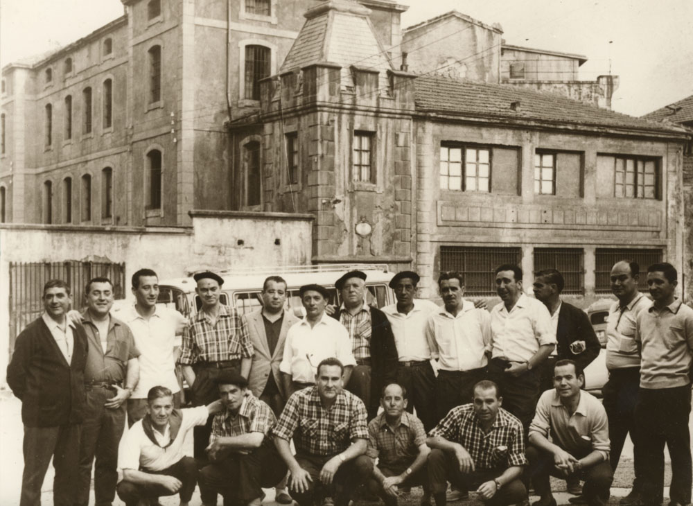 Tertulia Los Tronchos en el año xxxxx Fondo: Prisión Provincia