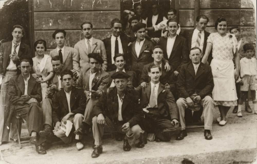 Grupo de asistentes al banquete del Club Chindurri en los locale