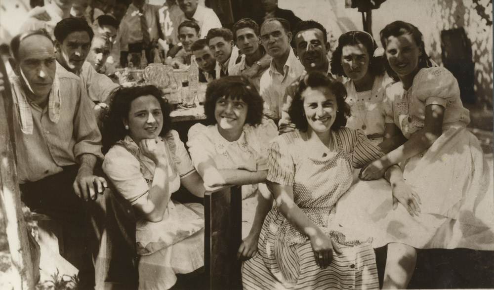 Fiesta en los jardines de la vivienda Leicea-Abasolo.