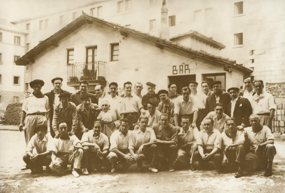 Tertulia Los Tronchos en el Bar Jesusa el año 1956 En el fondo