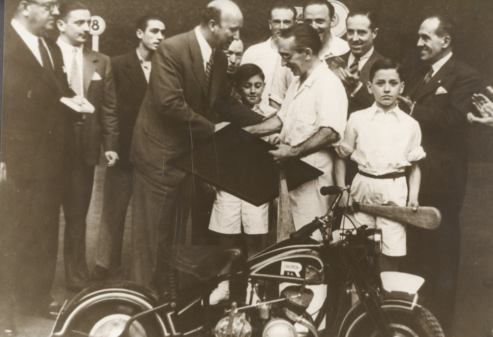 Homenaje a Begoñés III en Madrid. Junto a ellos Begoñeses VII