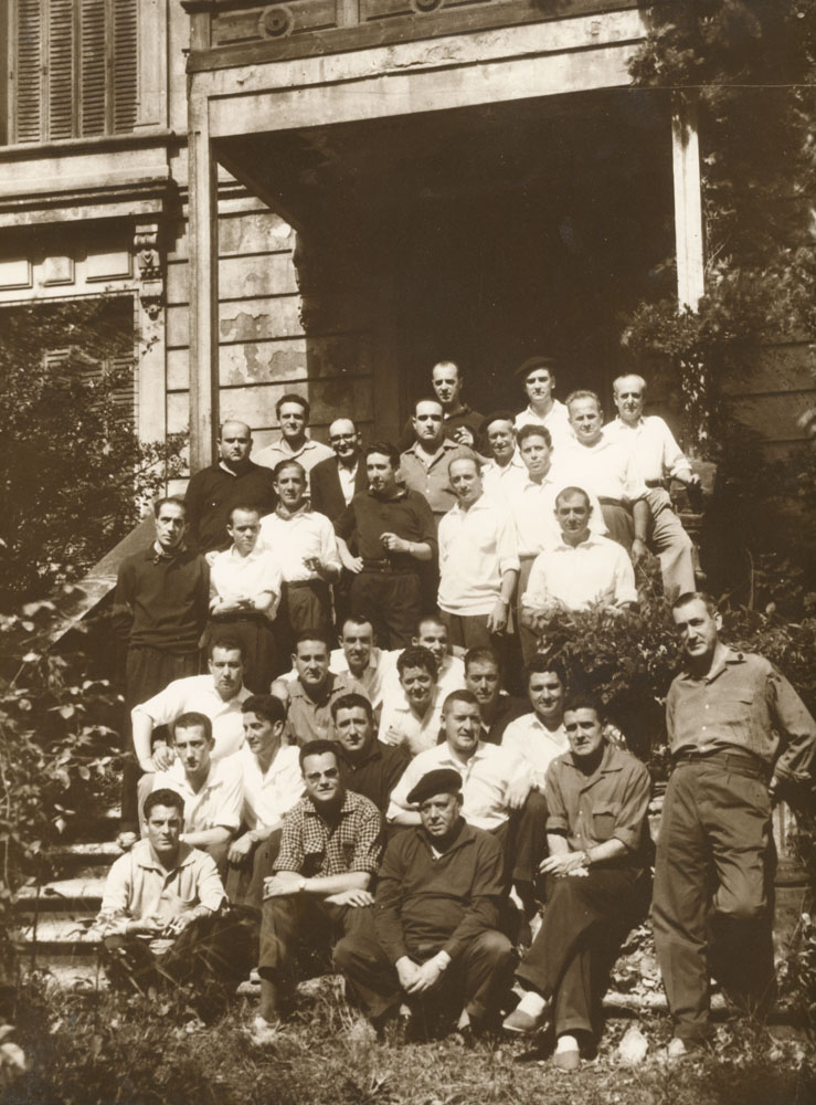 Tertulia Los Tronchos, año ----- Como fondo la entrada lateral