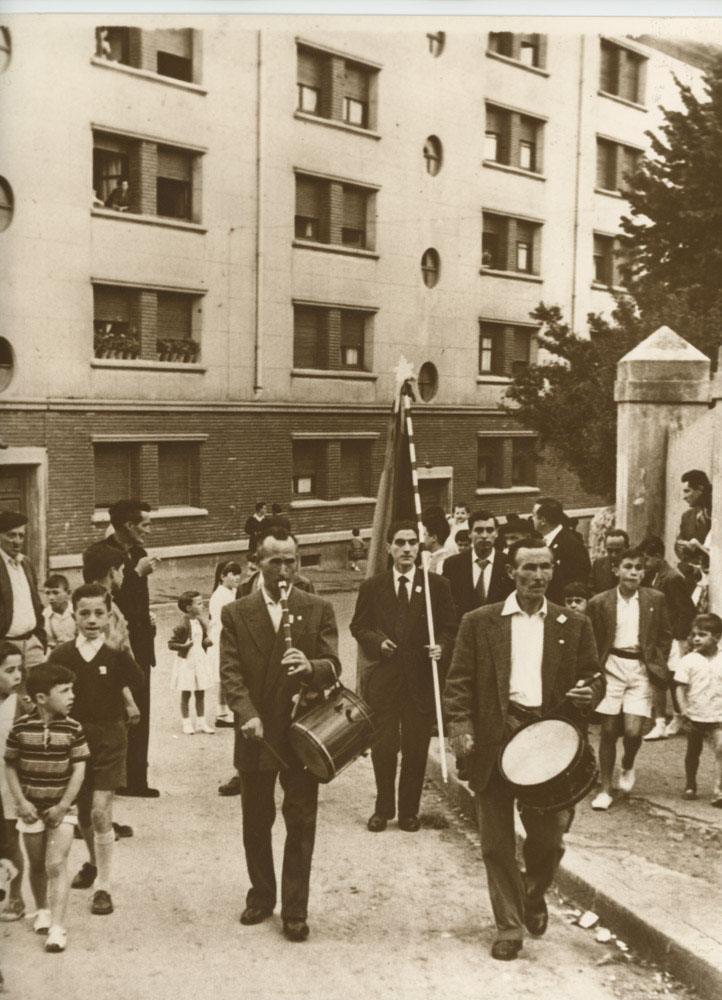 Bendición de la nueva bandera del Santuchu F.C. año 1958 Entra