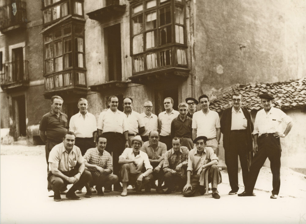 Tertulia -------- año -------A la izquierda vivienda de una fam