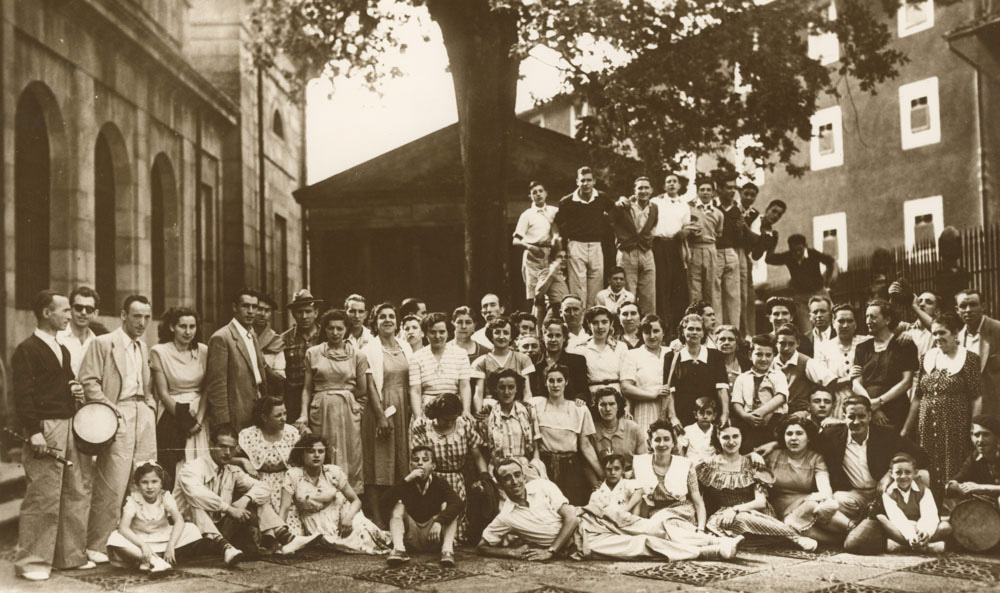 Excursión del Santuchu F.C. en el año ------- junto al árbol