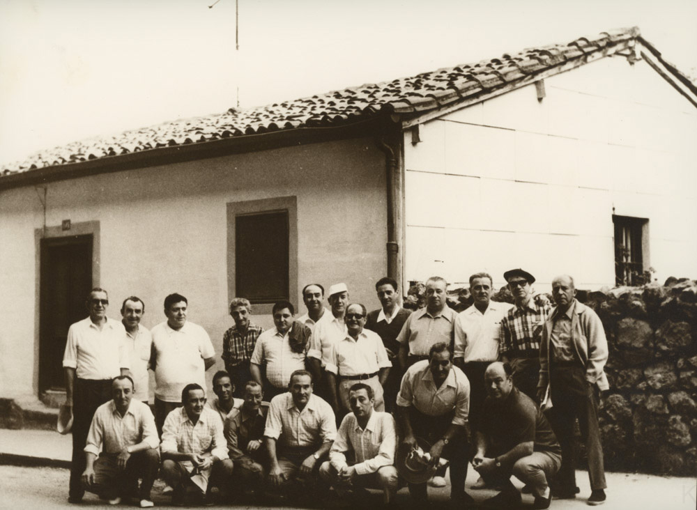 Excursión de los Tronchos en el año 1972 junto a la casa propi