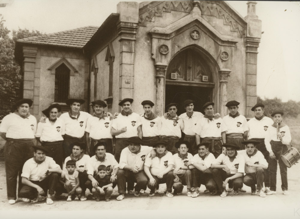 Tertulia Los Txapelas en el año 1961 junto a la ermita de San F