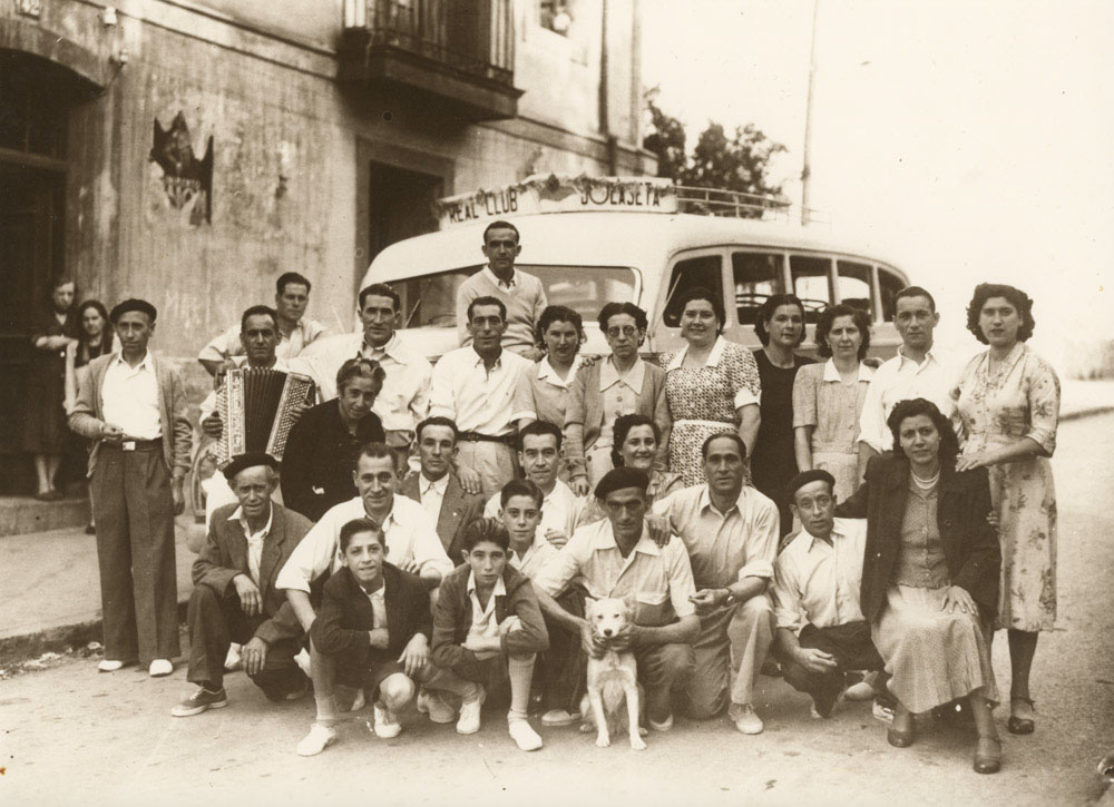 Grupo de excursionistas del Bar La Parrita en al año 1.950. La